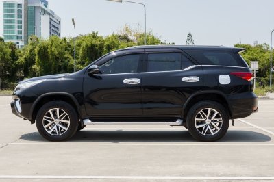 TOYOTA FORTUNER 2.4 V ปี2018 (8กฐ8695)