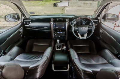 TOYOTA FORTUNER 2.4 V ปี2018 (8กฐ8695)