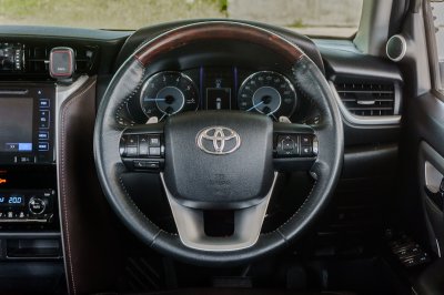 TOYOTA FORTUNER 2.4 V ปี2018 (8กฐ8695)