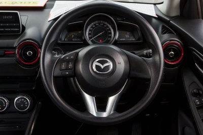 MAZDA 2 1.3 STANDARD AT ปี 2016 (5กฎ9824)