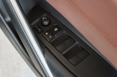 TOYOTA COROLLA CROSS 1.8 HYBRID PREMIUM SAFETY AT ปี2020 (2กท160)