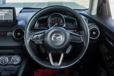 MAZDA 2 1.3 HIGH CONNECT AT ปี2017 (6กว9018)