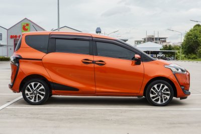 TOYOTA SIENTA 1.5 V ปี2017 (กท8360)