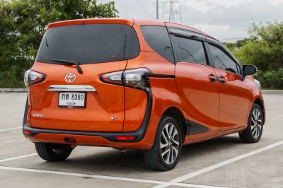 TOYOTA SIENTA 1.5 V ปี2017 (กท8360)