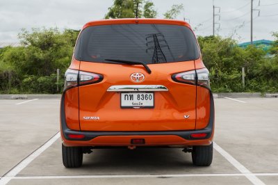 TOYOTA SIENTA 1.5 V ปี2017 (กท8360)