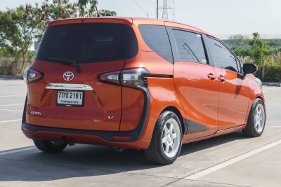 TOYOTA SIENTA 1.5 V ปี2017 จด2018 (7กช2161)