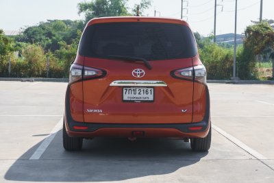 TOYOTA SIENTA 1.5 V ปี2017 จด2018 (7กช2161)