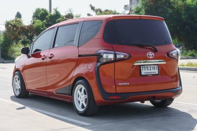 TOYOTA SIENTA 1.5 V ปี2017 จด2018 (7กช2161)