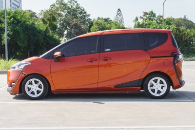 TOYOTA SIENTA 1.5 V ปี2017 จด2018 (7กช2161)