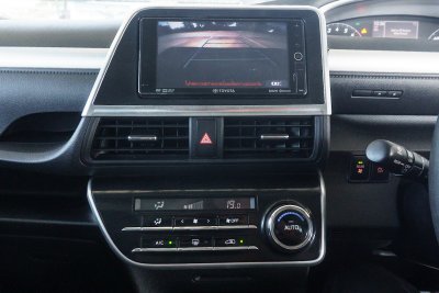 TOYOTA SIENTA 1.5 V ปี2017 จด2018 (7กช2161)