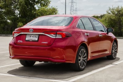 TOYOTA COROLLA ALTIS 1.8 HYBRID PREMIUM ปี2022 (2ขฬ4092)