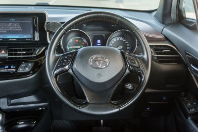 TOYOTA CH-R 1.8 HV HI AT ปี 2018 (7กญ3633)