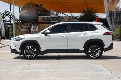 TOYOTA COROLLA CROSS 1.8 HEV PREMIUM LUXURY ปี2024 (ชุดจดป้ายแดง)