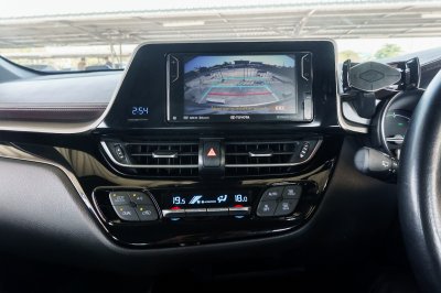 TOYOTA CH-R 1.8 HV HI AT ปี 2018 (7กญ3633)