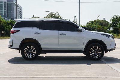 TOYOTA FORTUNER 2.4 LEADER V ปี2022 (ขข8740)