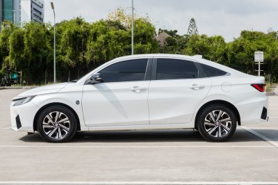 TOYOTA YARIS ATIV 1.2 PREMIUM LUXURY ปี2022 (4ขด6392)