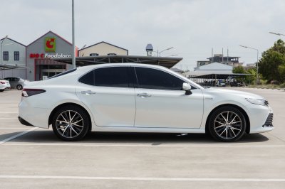TOYOTA CAMRY 2.5 HEV PREMIUM ปี2022 จด2023 (4ขก5937)