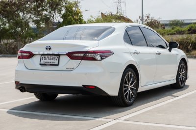 TOYOTA CAMRY 2.5 HEV PREMIUM ปี2022 จด2023 (4ขก5937)
