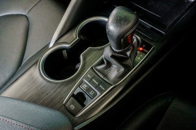 TOYOTA CAMRY 2.5 HEV PREMIUM ปี2022 จด2023 (4ขก5937)