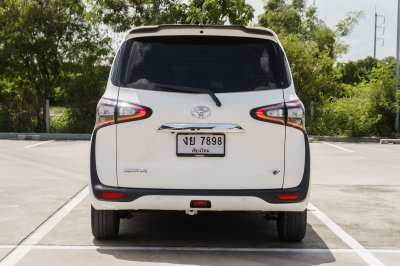 TOYOTA SIENTA 1.5 V ปี2019 (งย7898)