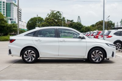 TOYOTA YARIS ATIV 1.5 HEV PREMIUM AT ปี 2025 (ส-9700)