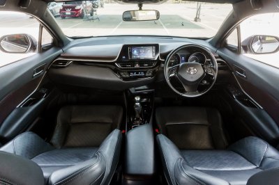 TOYOTA C-HR 1.8 MID AT ปี 2019 (8กร6105)