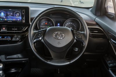 TOYOTA C-HR 1.8 MID AT ปี 2019 (8กร6105)
