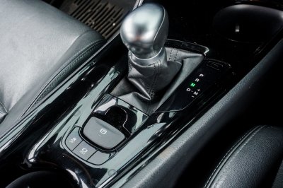 TOYOTA C-HR 1.8 MID AT ปี 2019 (8กร6105)