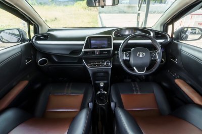 TOYOTA SIENTA 1.5 V ปี2018 (8กฆ8997)