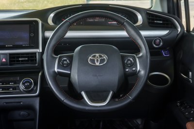 TOYOTA SIENTA 1.5 V ปี2018 (8กฆ8997)