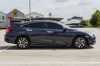 HONDA CIVIC 1.8 EL ปี2016 จด2017 (6กญ2670)
