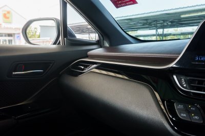 TOYOTA C-HR 1.8 MID AT ปี 2018 (8กน5079)