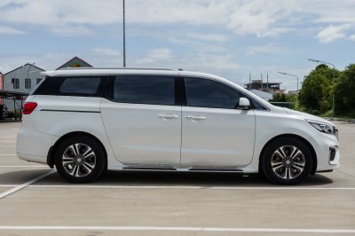KIA GRAND CARNIVAL 2.2 SXL 8 AT ปี2018 (ฮอ9825)
