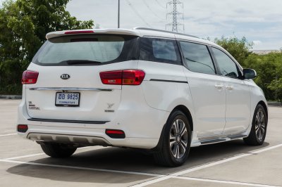 KIA GRAND CARNIVAL 2.2 SXL 8 AT ปี2018 (ฮอ9825)