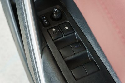 TOYOTA COROLLA CROSS 1.8 HYBRID PREMIUM SAFETY ปี2021 (2ขธ3465)