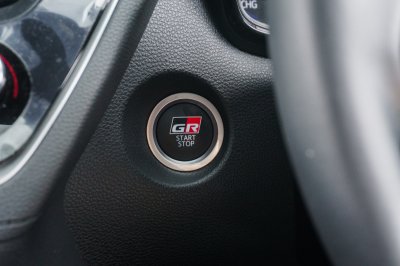 TOYOTA COROLLA CROSS 1.8 HYBRID PREMIUM SAFETY GR SPORT AT ปี2022 จด2023