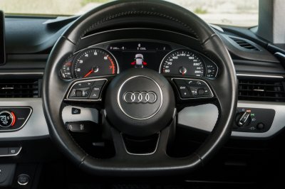 AUDI A4 2.0 TFSI S LINE SEDAN ปี2019 (จง34)