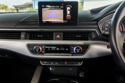 AUDI A4 2.0 TFSI S LINE SEDAN ปี2019 (จง34)