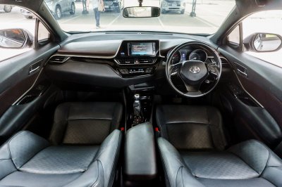 TOYOTA C-HR 1.8 MID AT ปี 2019 (8กน5055)