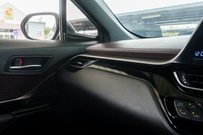 TOYOTA C-HR 1.8 MID AT ปี 2019 (8กน5055)