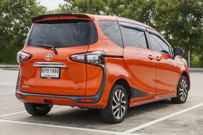TOYOTA SIENTA 1.5 V AT ปี2017 (6กช1980)
