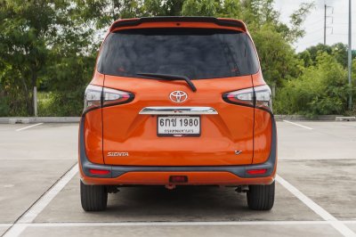 TOYOTA SIENTA 1.5 V AT ปี2017 (6กช1980)