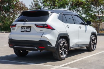 TOYOTA YARIS CROSS 1.5 HEV PREMIUM LUXURY ปี2023 จด2024 (กม4230)