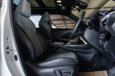 TOYOTA YARIS CROSS 1.5 HEV PREMIUM LUXURY ปี2023 จด2024 (กม4230)