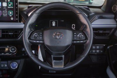 TOYOTA YARIS CROSS 1.5 HEV PREMIUM LUXURY ปี2023 จด2024 (กม4230)