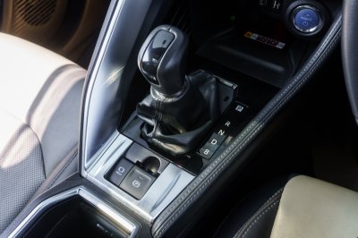 TOYOTA YARIS CROSS 1.5 HEV PREMIUM LUXURY ปี2023 จด2024 (กม4230)