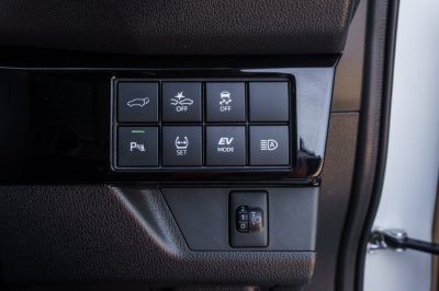 TOYOTA YARIS CROSS 1.5 HEV PREMIUM LUXURY ปี2023 จด2024 (กม4230)