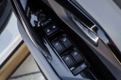 TOYOTA YARIS CROSS 1.5 HEV PREMIUM LUXURY ปี2023 จด2024 (กม4230)