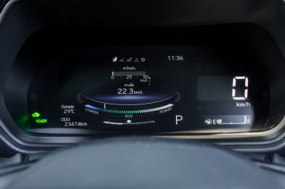 TOYOTA YARIS CROSS 1.5 HEV PREMIUM LUXURY ปี2023 จด2024 (กม4230)