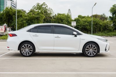 TOYOTA COROLLA ALTIS 1.8 HYBRID PREMIUM ปี2021 (1ขฬ4973)